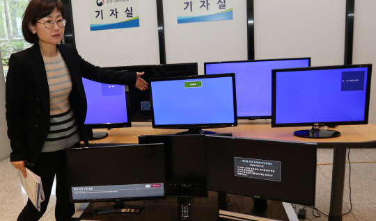 TV 모니터 성능시험 결과 발표 17일 세종특별자치시 정부세종청사 2동 공정위 기자실 앞에서 ㈔소비자시민모임 관계자가 디스플레이 성능시험을 진행한 TV 모니터들을 살펴보고 있다. 시중에 유통 중인 일부 TV 모니터는 명암비나 응답 속도 등에서 제품에 표시된 성능보다 미흡한 것으로 나타났다고 소비자시민모임 측은 설명했다. 2017.4.17  사진 = 연합뉴스